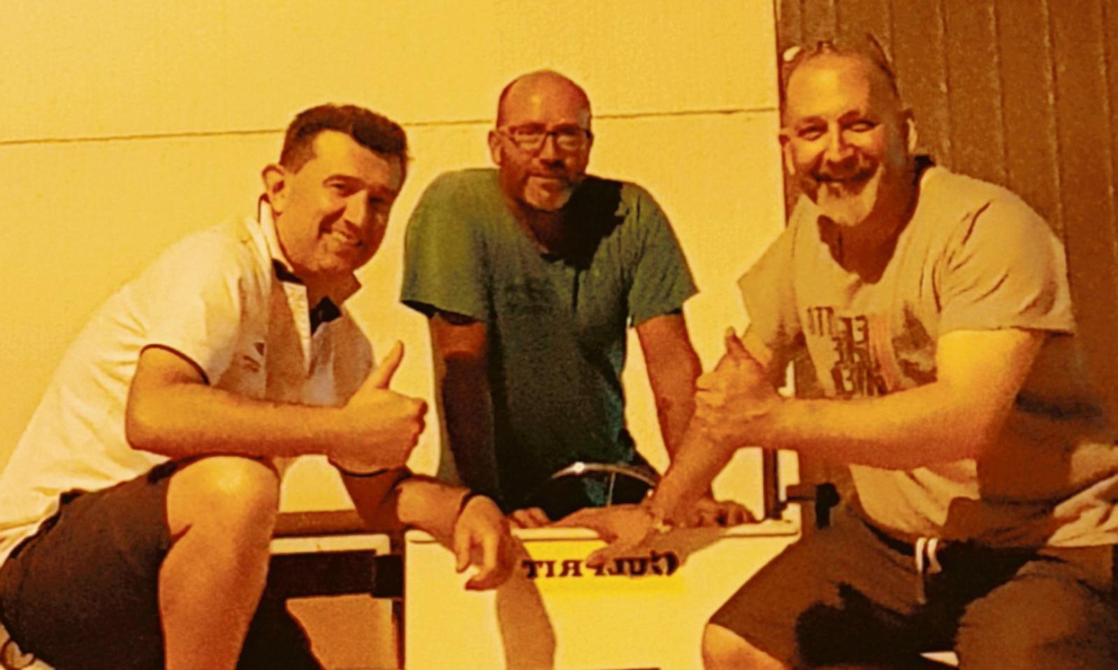 Tre uomini in barca verso il Delta