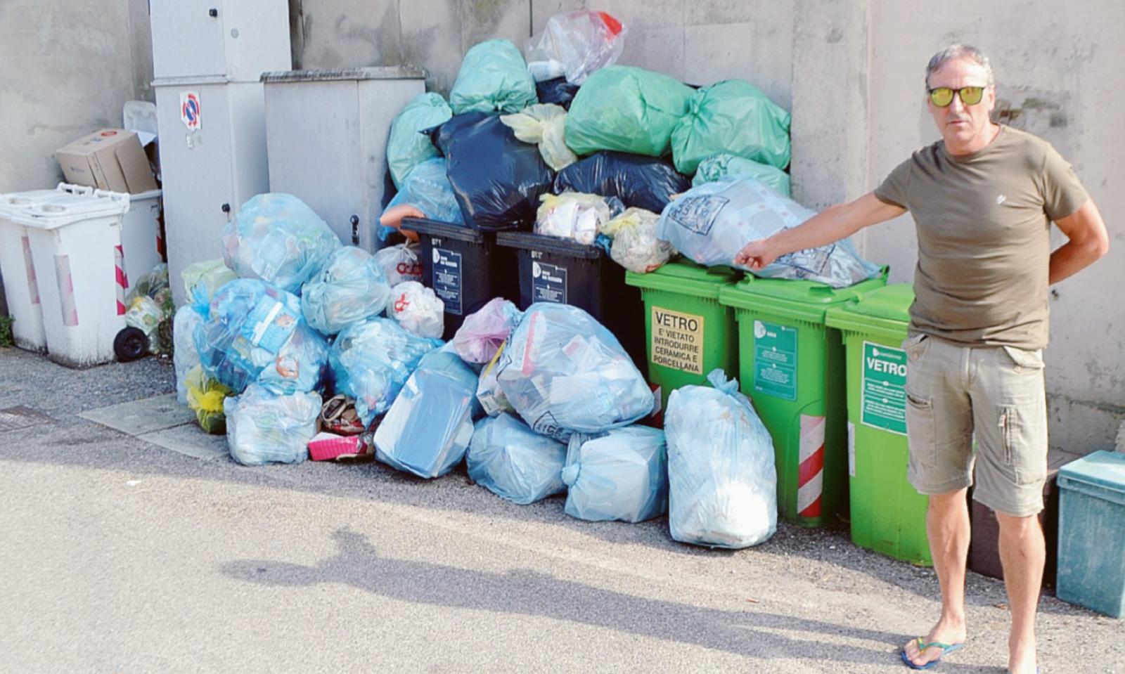 Discarica a cielo aperto in piazza