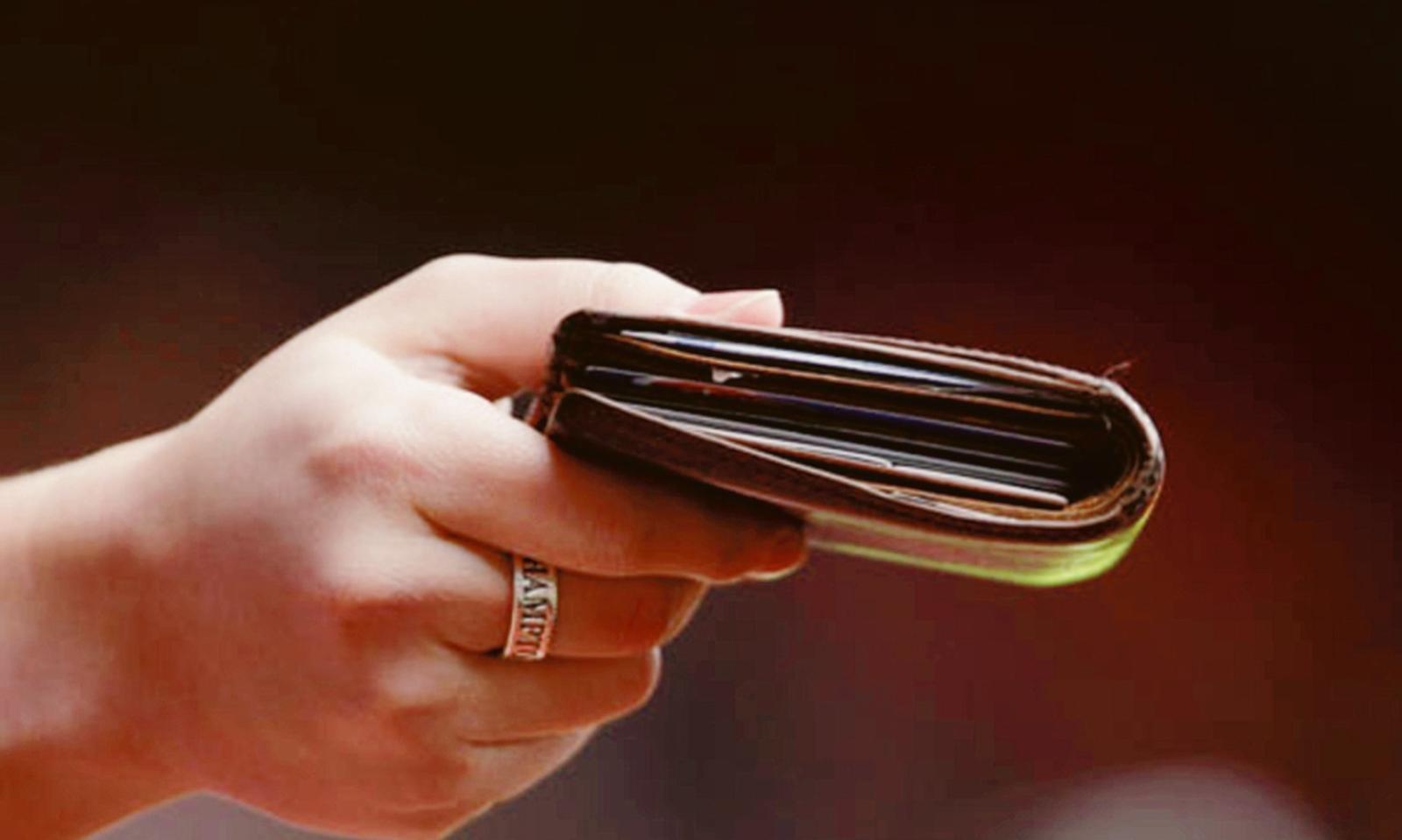 Trova un portafoglio e lo riconsegna