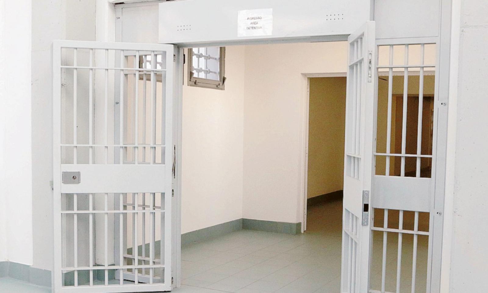 Spacciatore si consegna ai Carabinieri