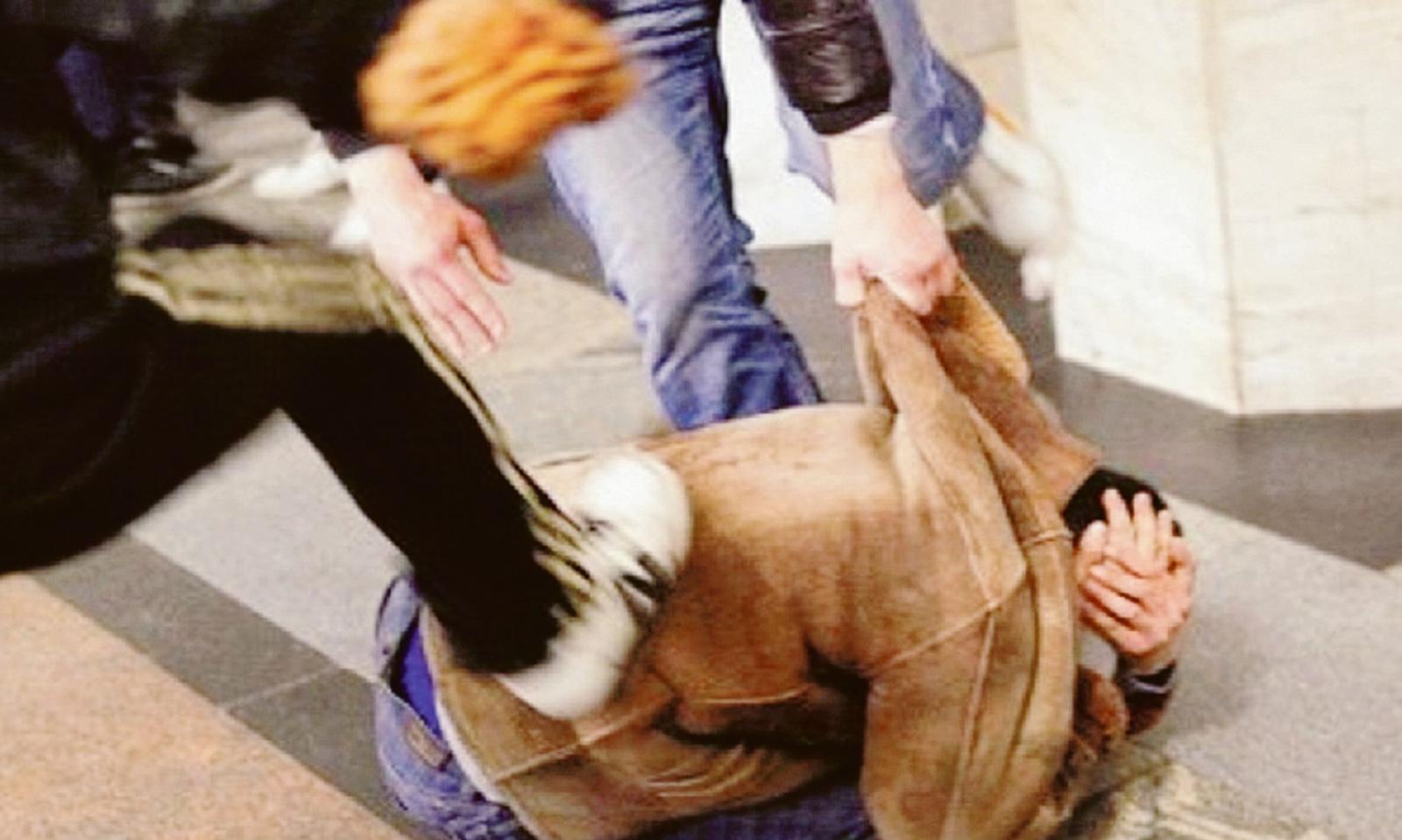 Pestato di fronte al figlio piccolo