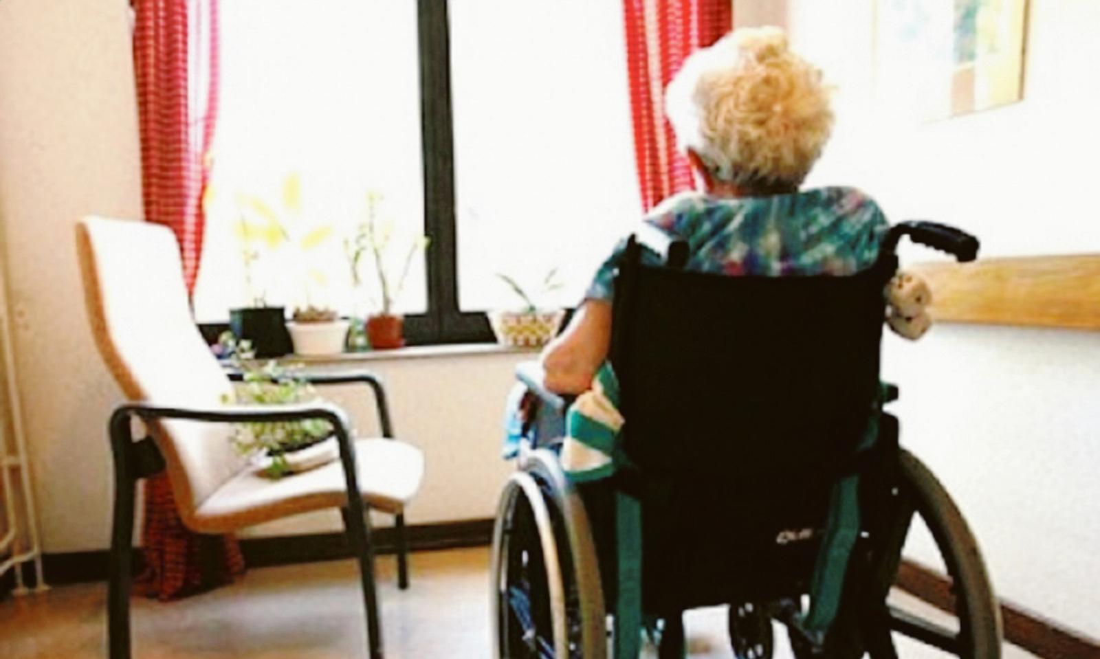 "Non paga". Vogliono dimettere una malata di 89 anni. Stop del sindaco