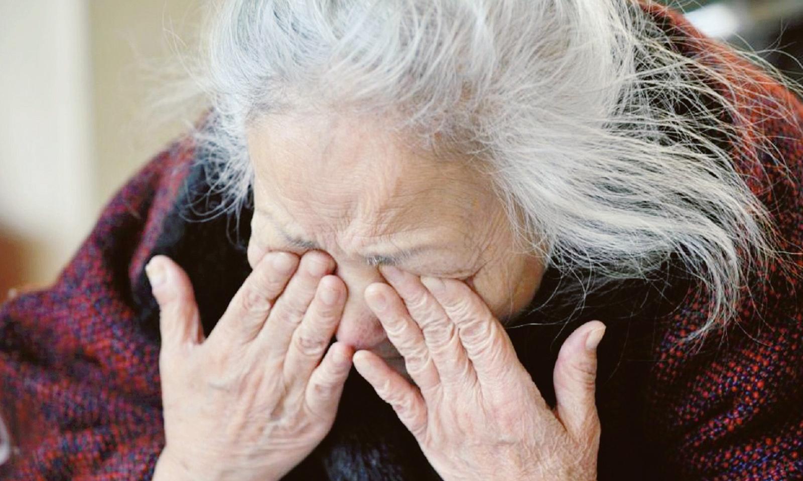 89enne e malata. Provano a cacciarla