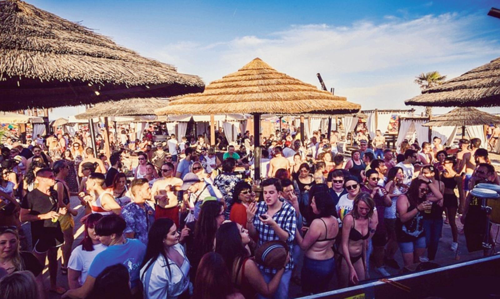 Carte false per entrare alla festa per adulti