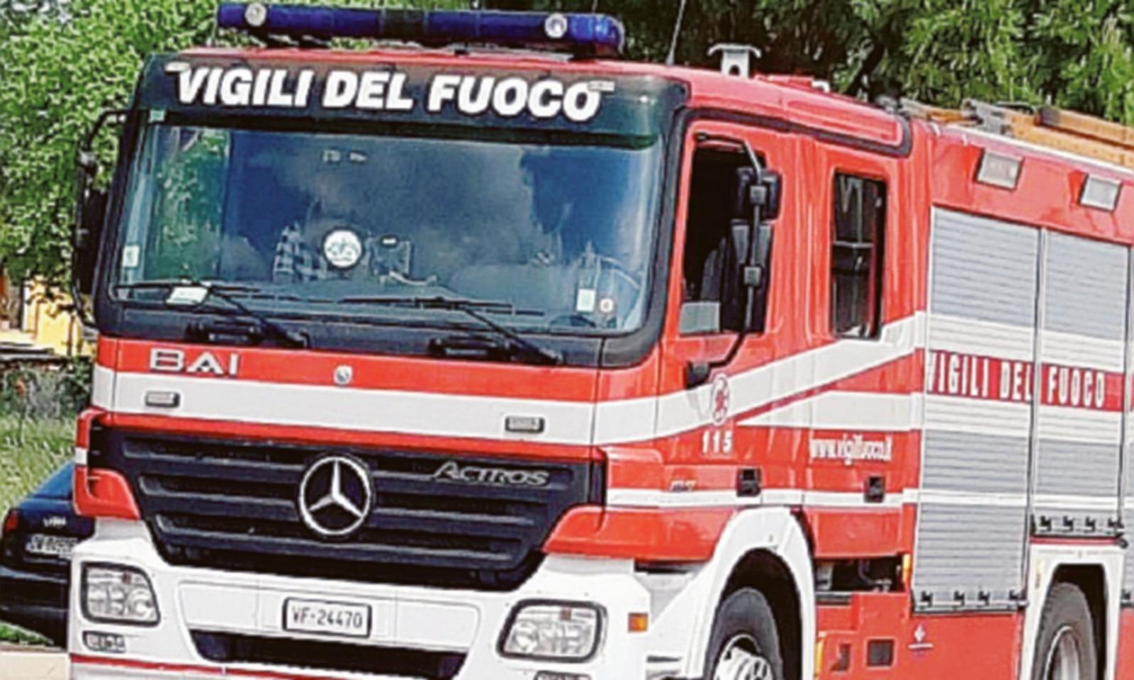 Le fiamme divorano due auto parcheggiate