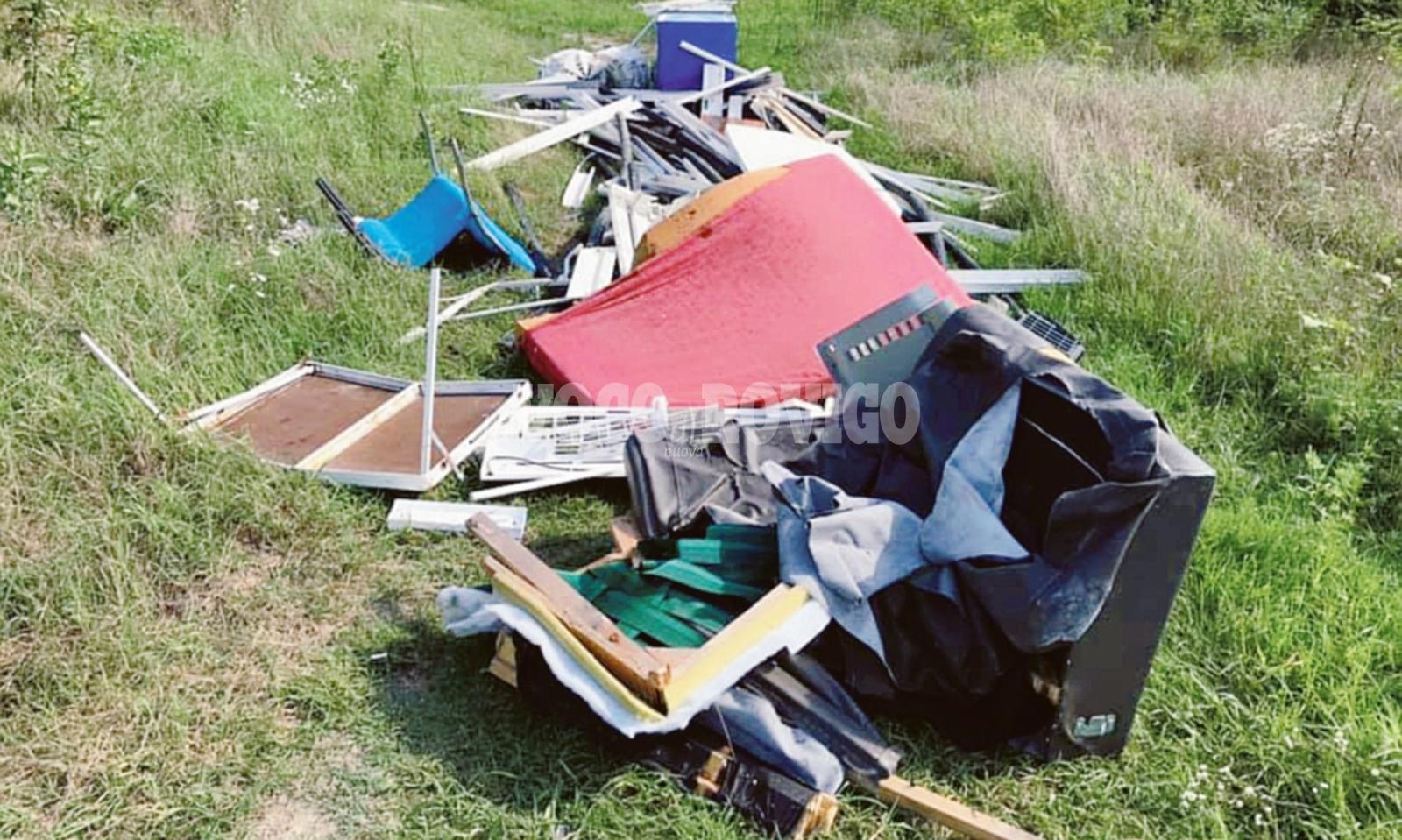 Una montagna di rifiuti in golena