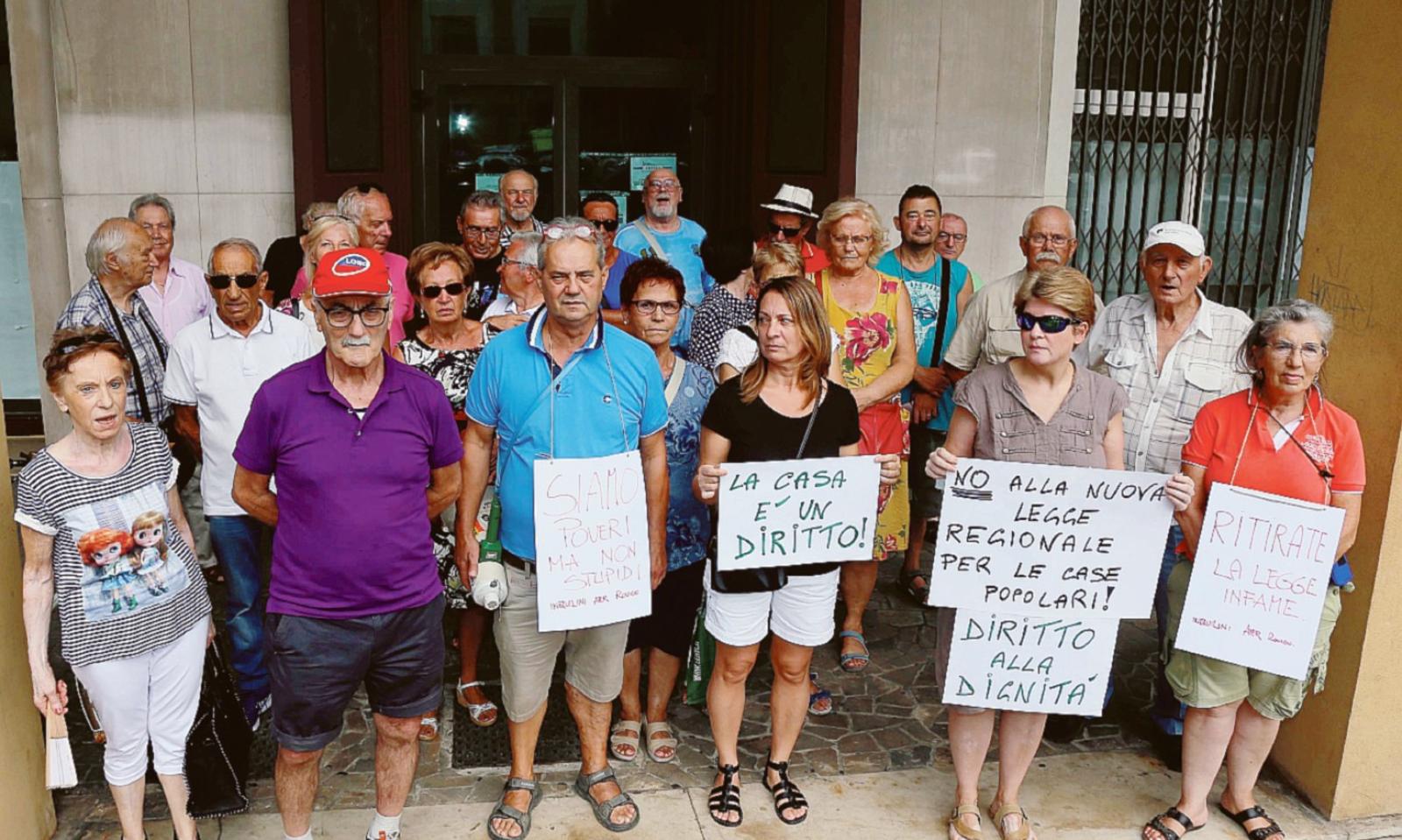 La protesta arriva alla sede Ater