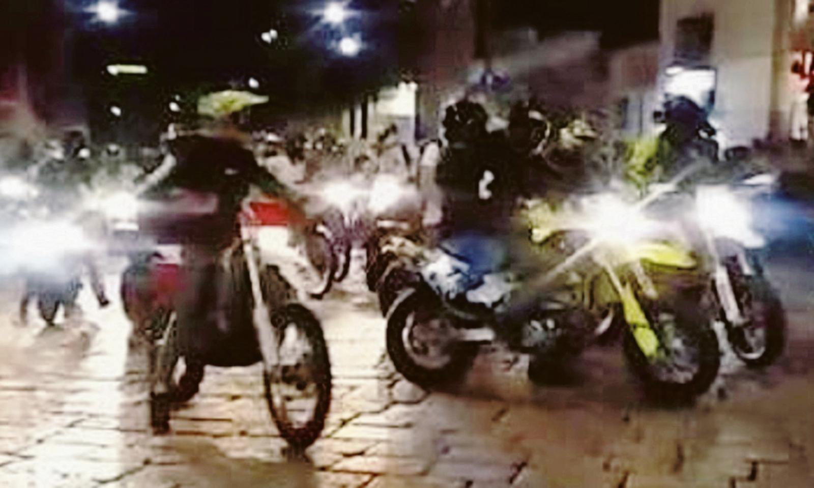 &ldquo;In moto di notte a fari spenti&rdquo;