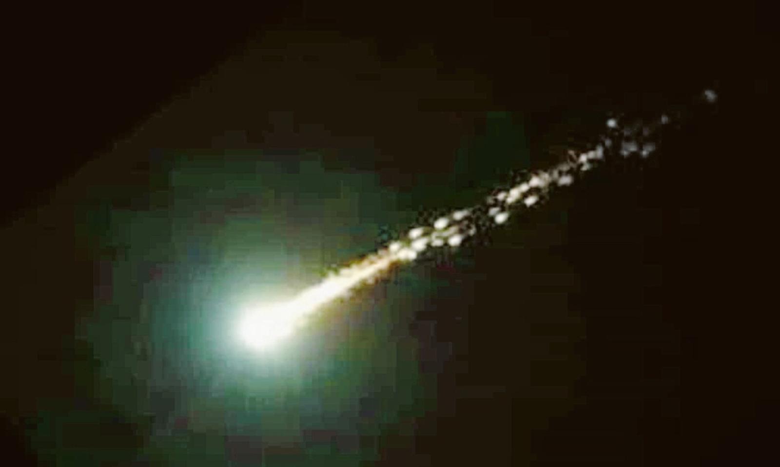 Una scia fucsia squarcia il cielo del Delta