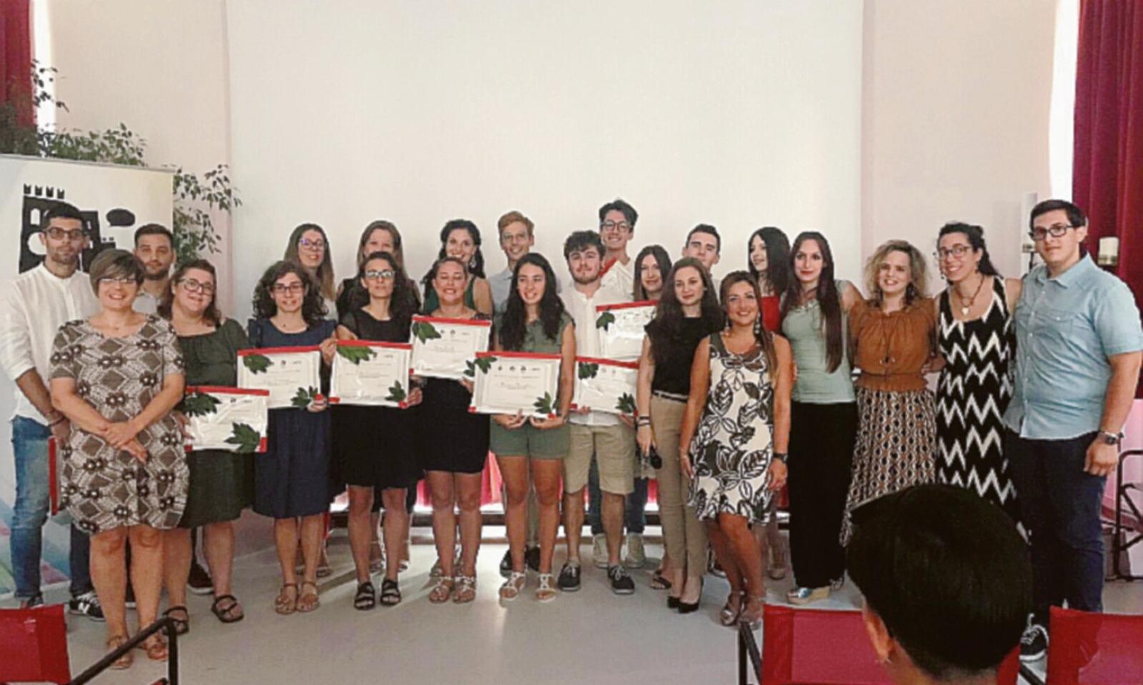 La citt&agrave; premia i suoi sedici splendidi laureati