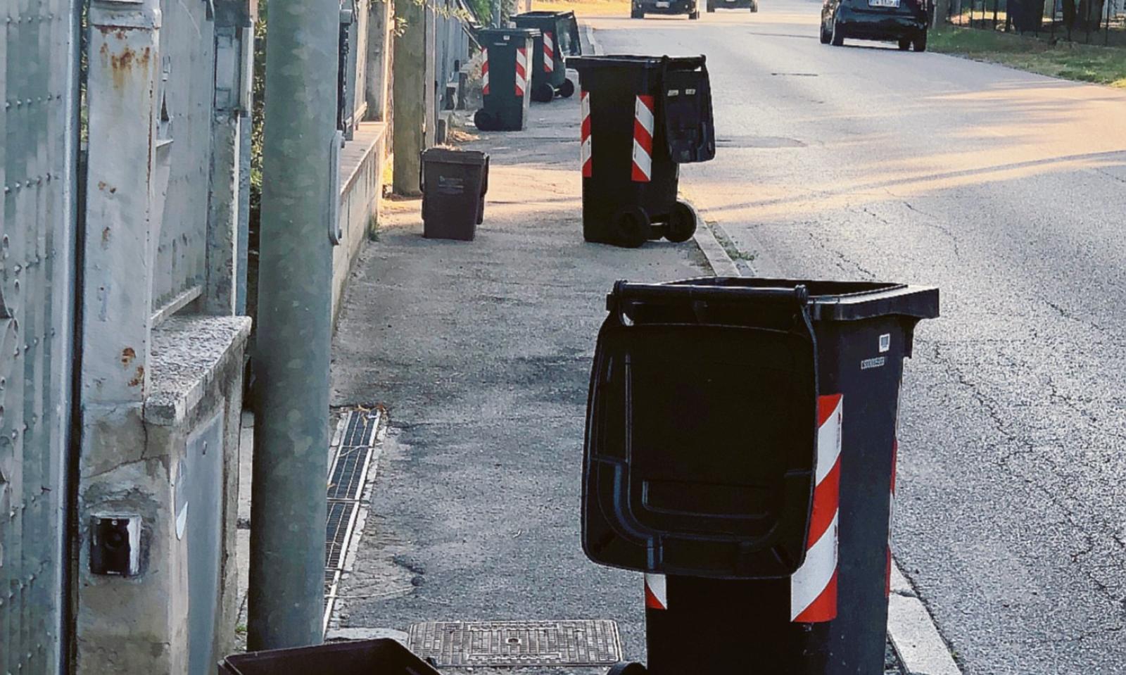 Bidoni e cassonetti a caso