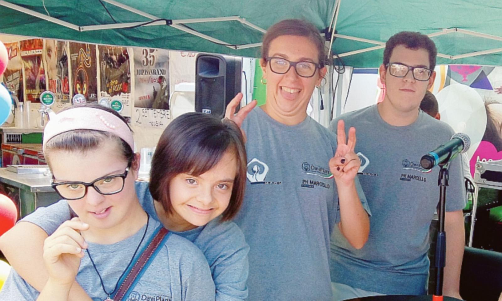 Down Dadi, camerieri davvero super