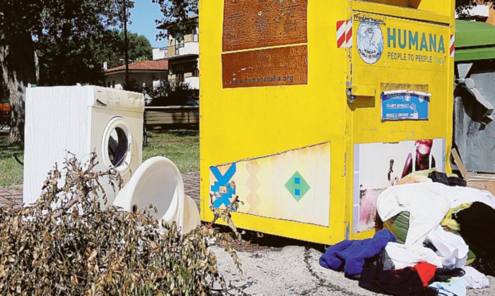 Lavatrice e lavandino mollati sulla strada