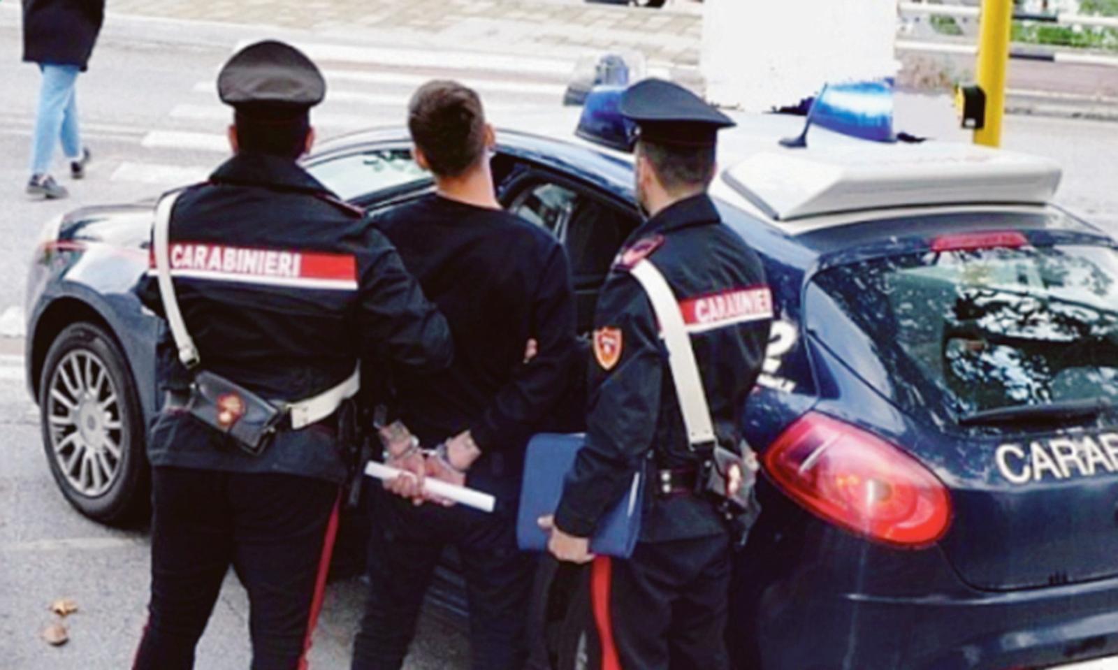 Ubriaco, sfascia a calci l'auto dei carabinieri