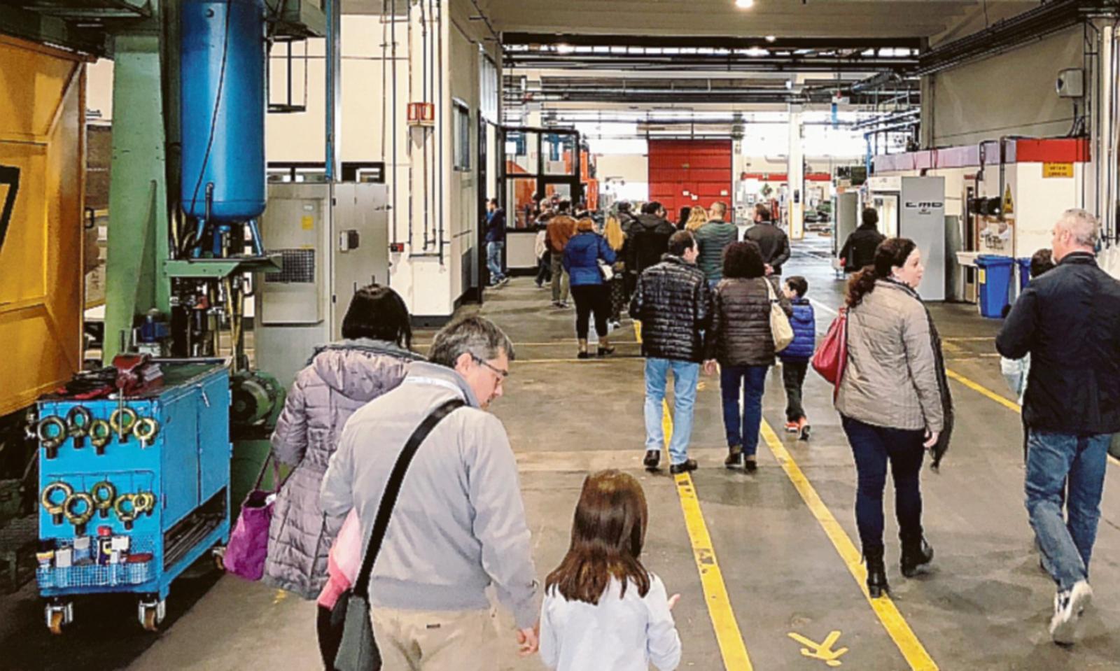 "Pap&agrave; lavora qui". L'incanto dei bimbi