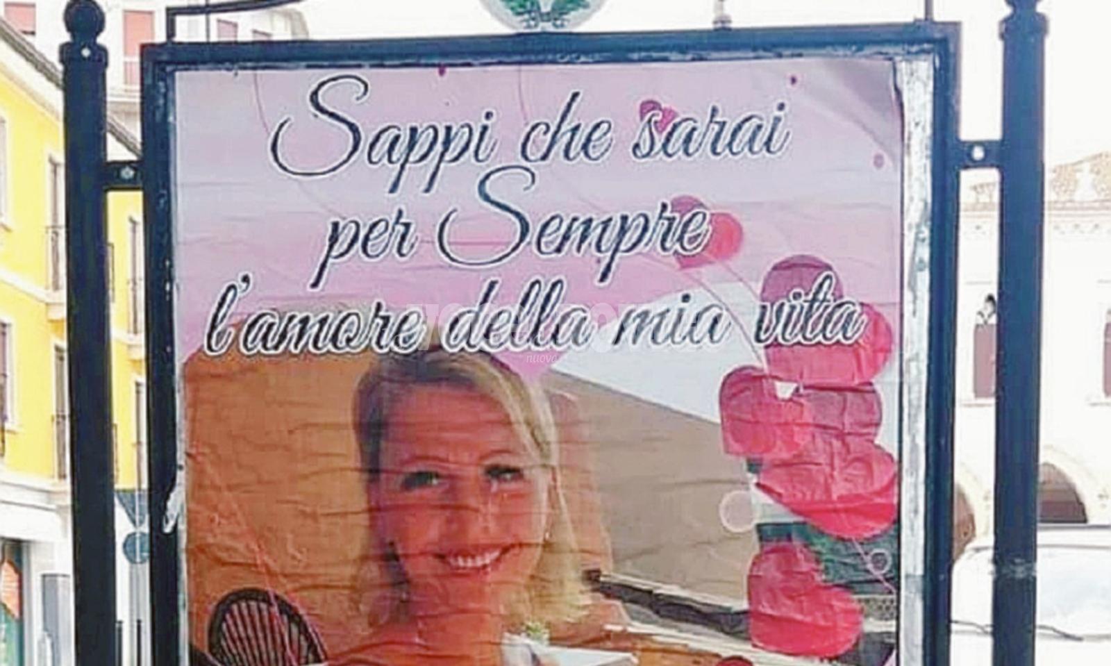 La citt&agrave; tappezzata di manifesti d&rsquo;amore 