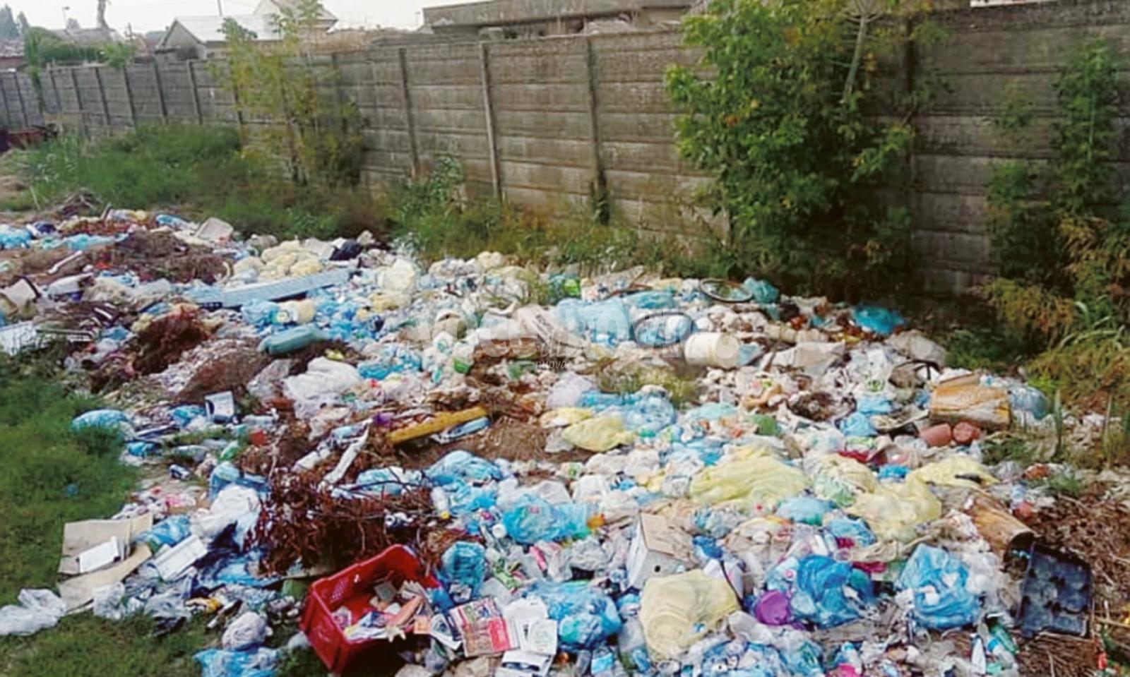 Montagna di rifiuti al cimitero