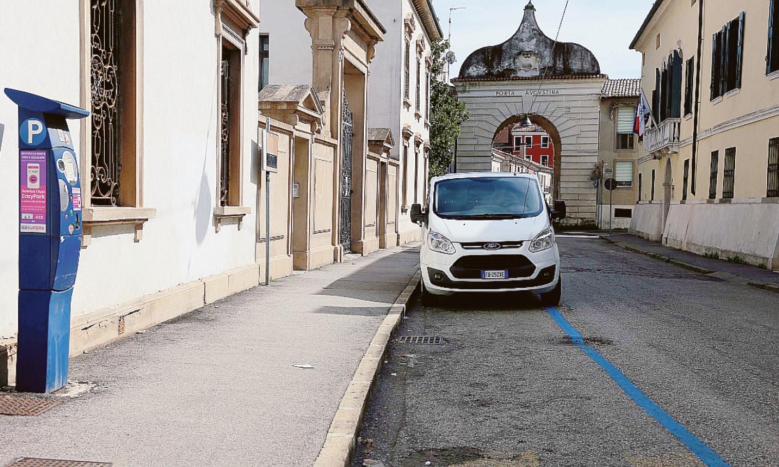 Strisce blu nuove di zecca, saranno &ldquo;asfaltate&rdquo;