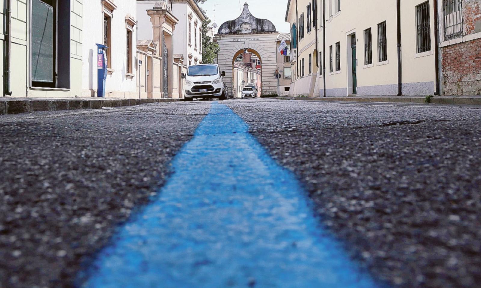 Pioggia di critiche sulle strisce inutili