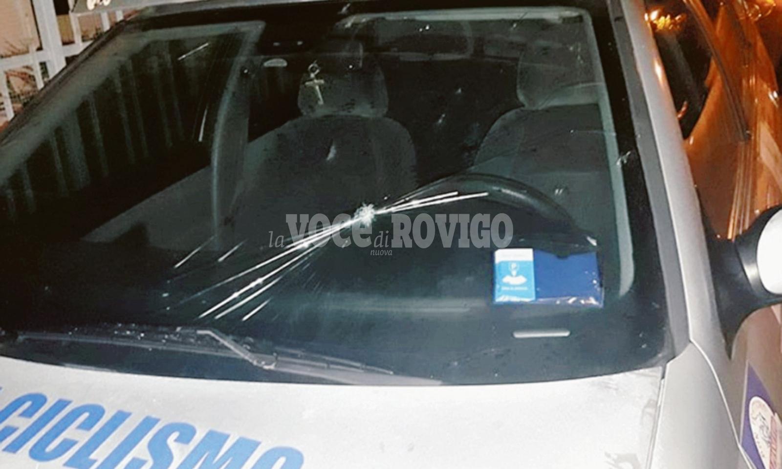 Passano con l'auto a velocit&agrave; folle e lanciano bottiglie 