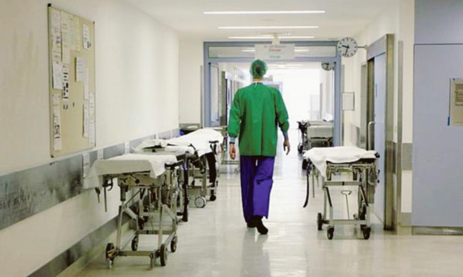 Ospedali deserti: per salvarli in corsia ragazzi e vecchi