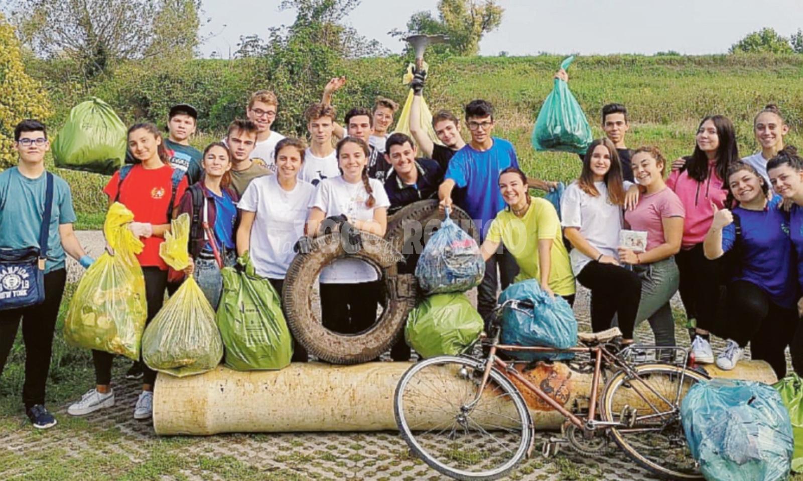 Gli studenti puliscono l&rsquo;argine