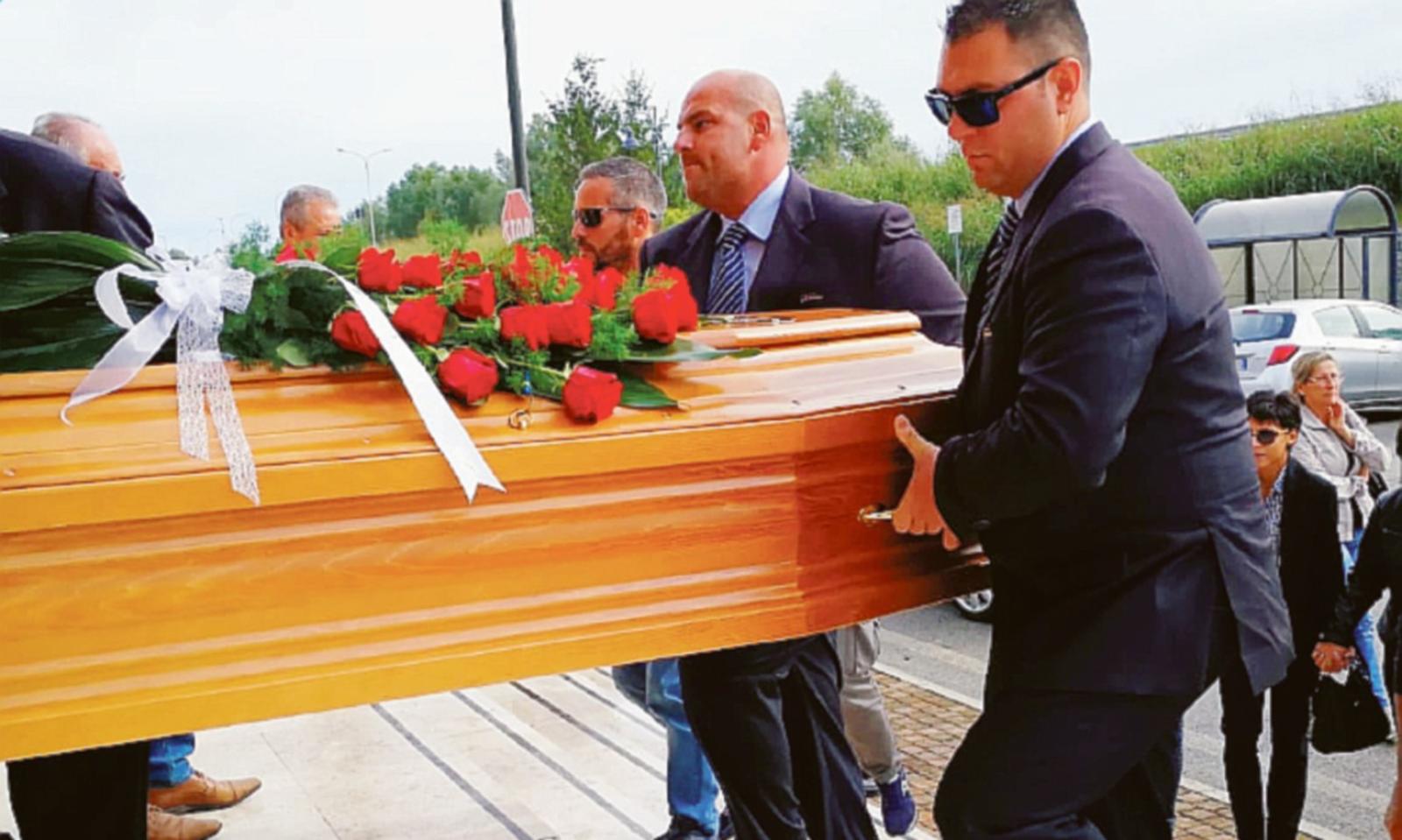 Il commosso addio a Cesare Ferro nella sua San Pietro