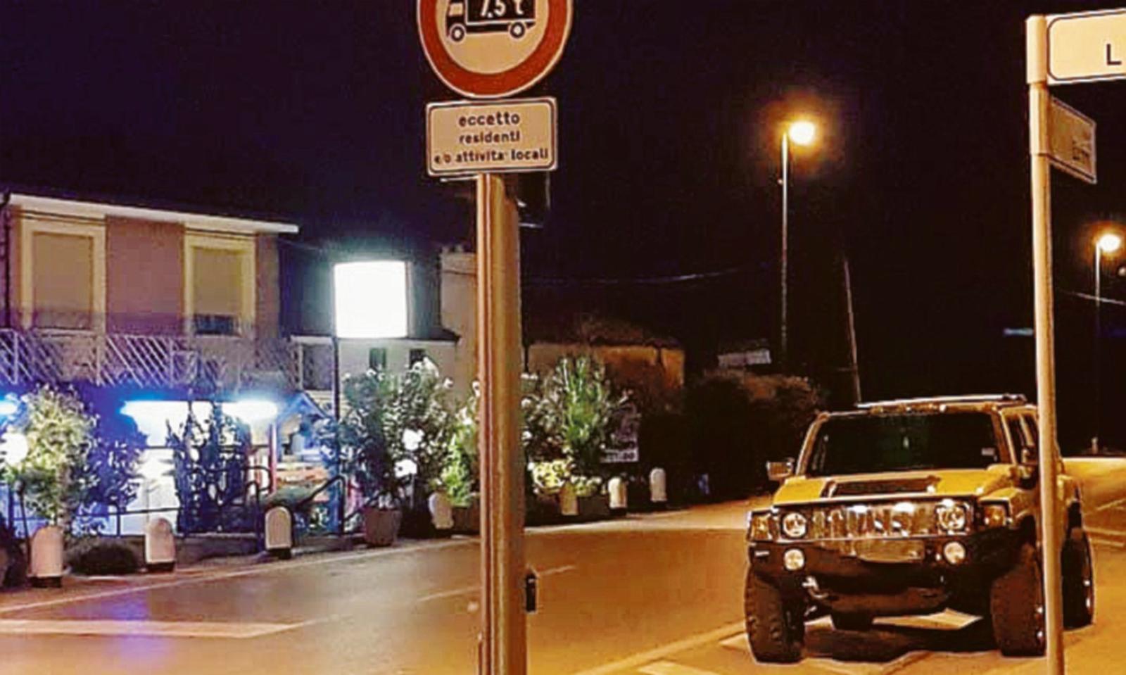 Parcheggio selvaggio vicino al semaforo