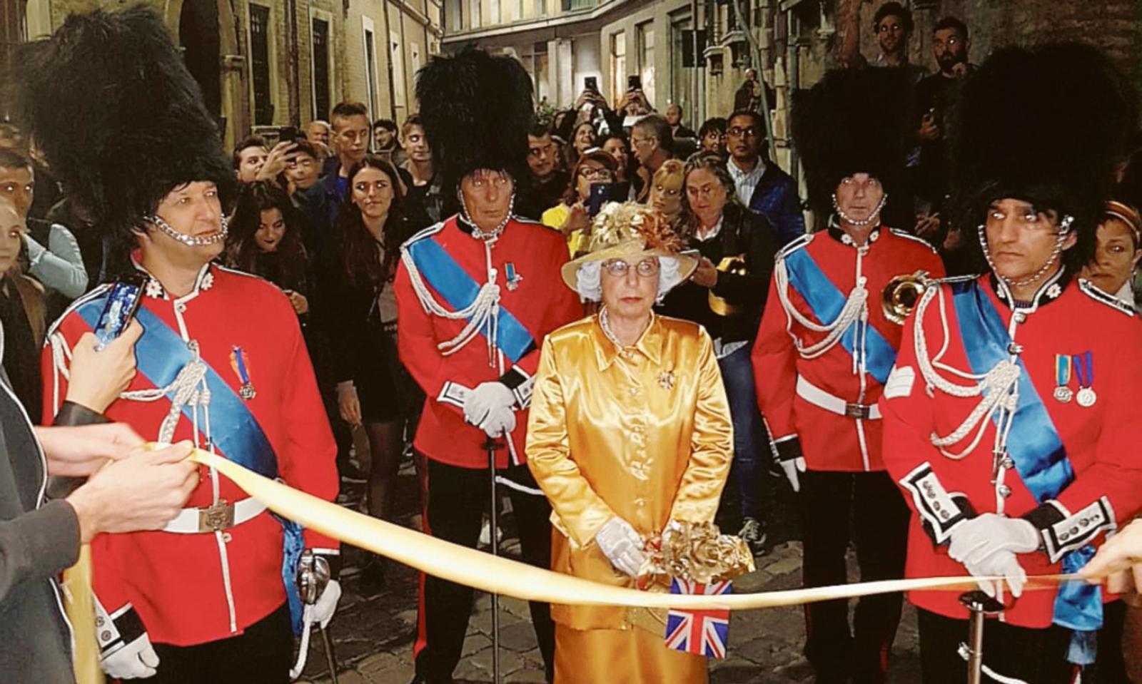 The Queen incanta anche Ravenna