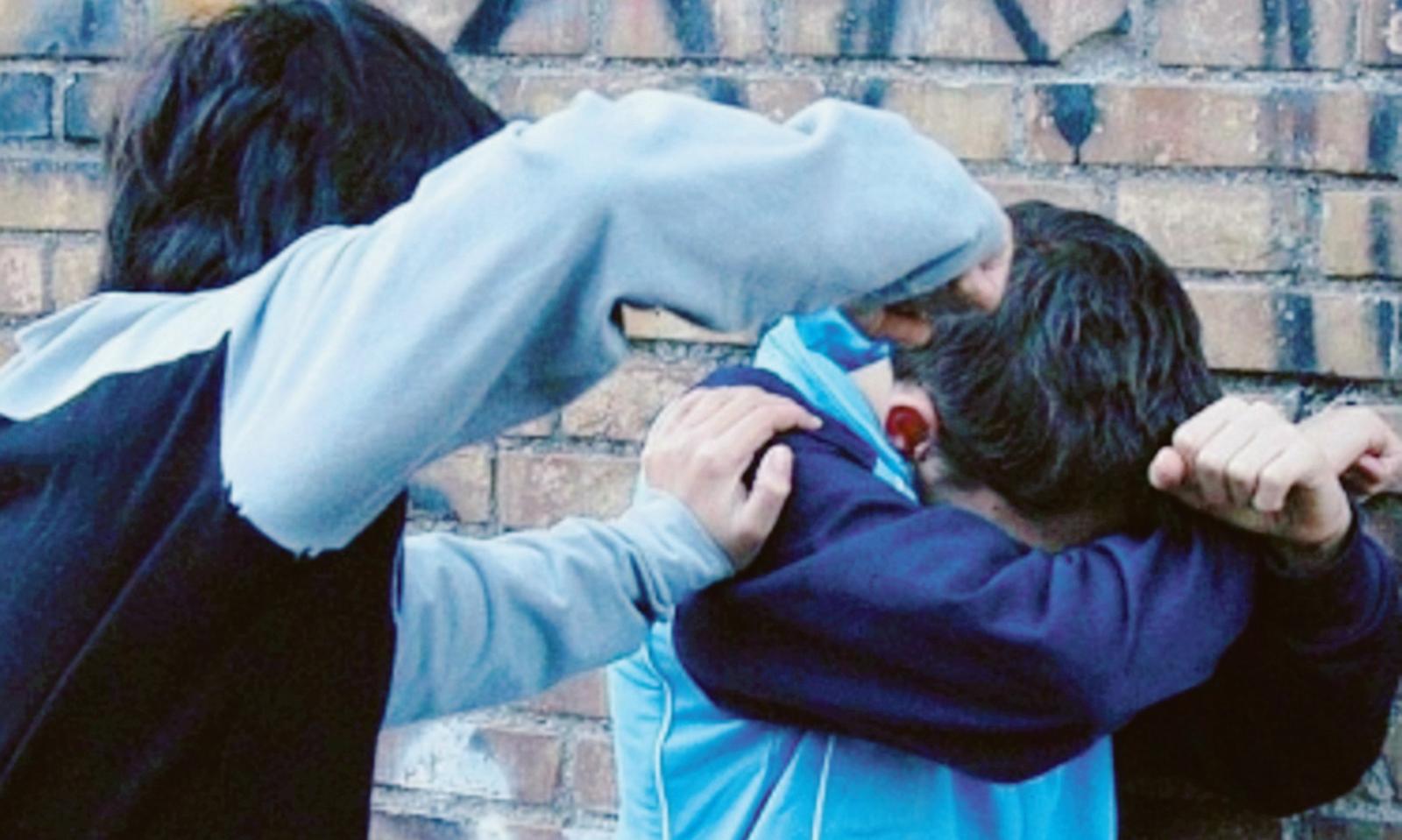 Ragazzino picchiato in pieno centro