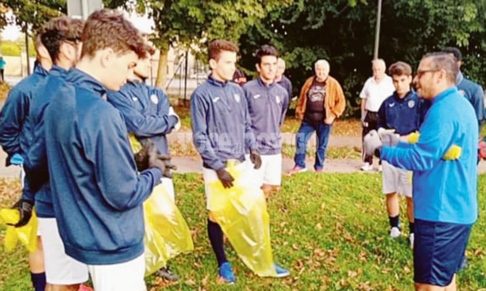 I calciatori puliscono la citt&agrave;