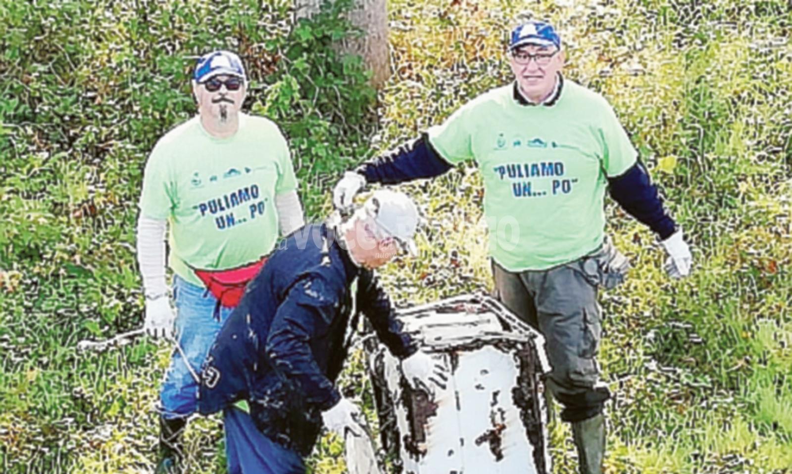 Sull'argine, 70 sacchi di rifiuti, una lavatrice e pure quindici damigiane 