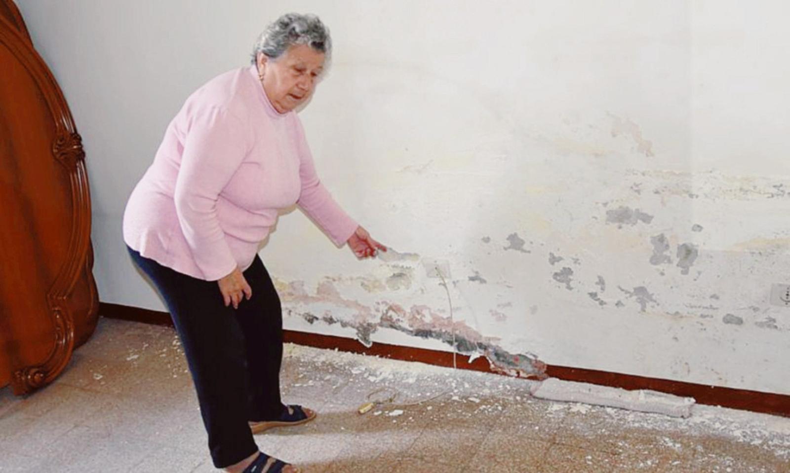 Tubo rotto da mesi, &ldquo;aiutatemi&rdquo;