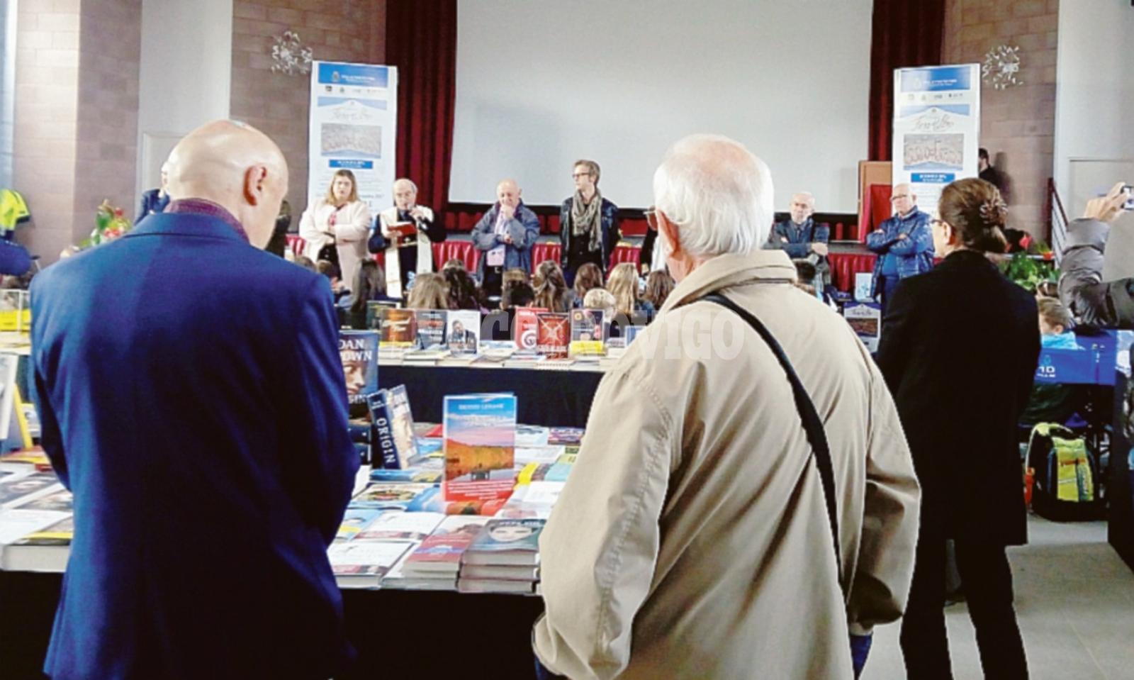Dalla terra alla luna, con un libro