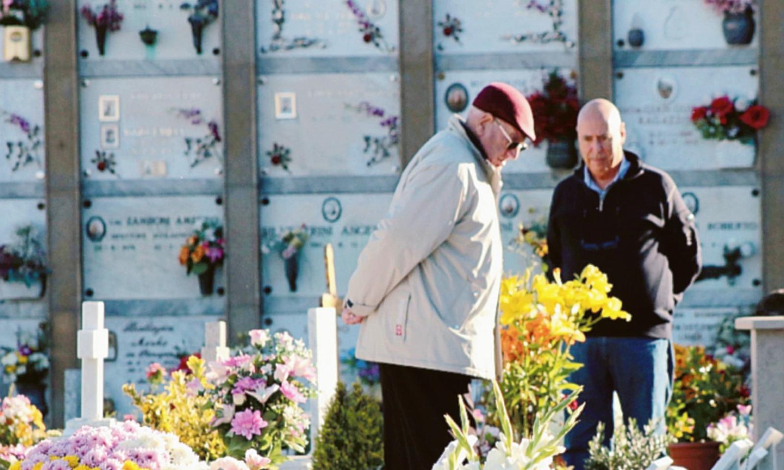 Razzia di fiori e vasi al cimitero