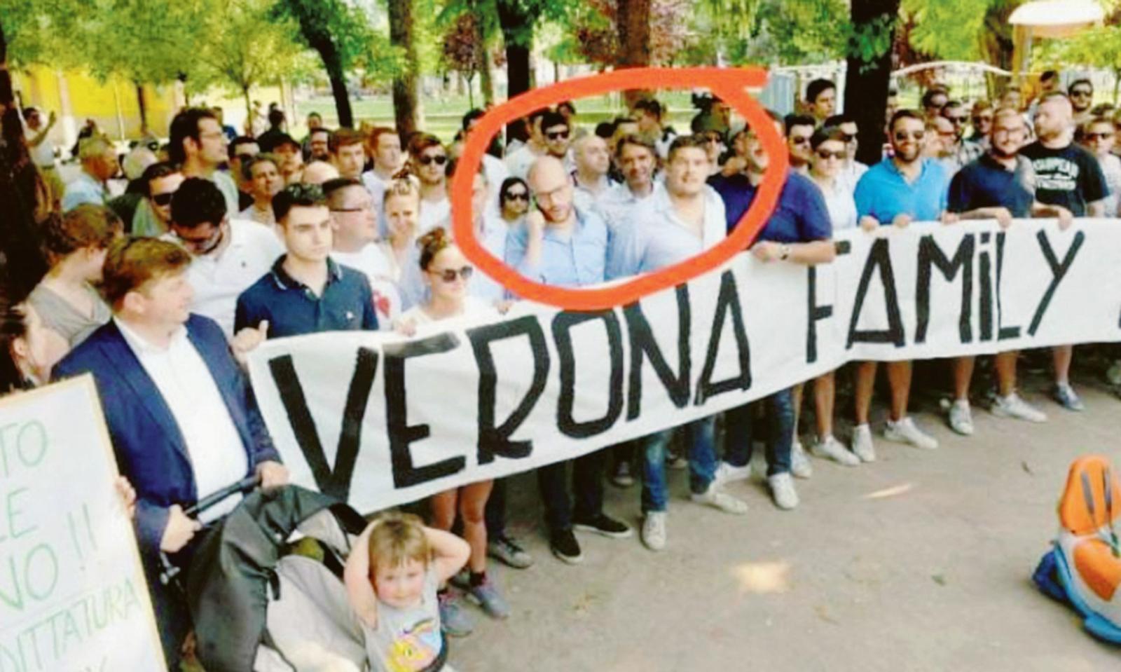 Ultr&agrave; fuori dallo stadio fino al 2030. Polemica sulla foto con l'ex ministro