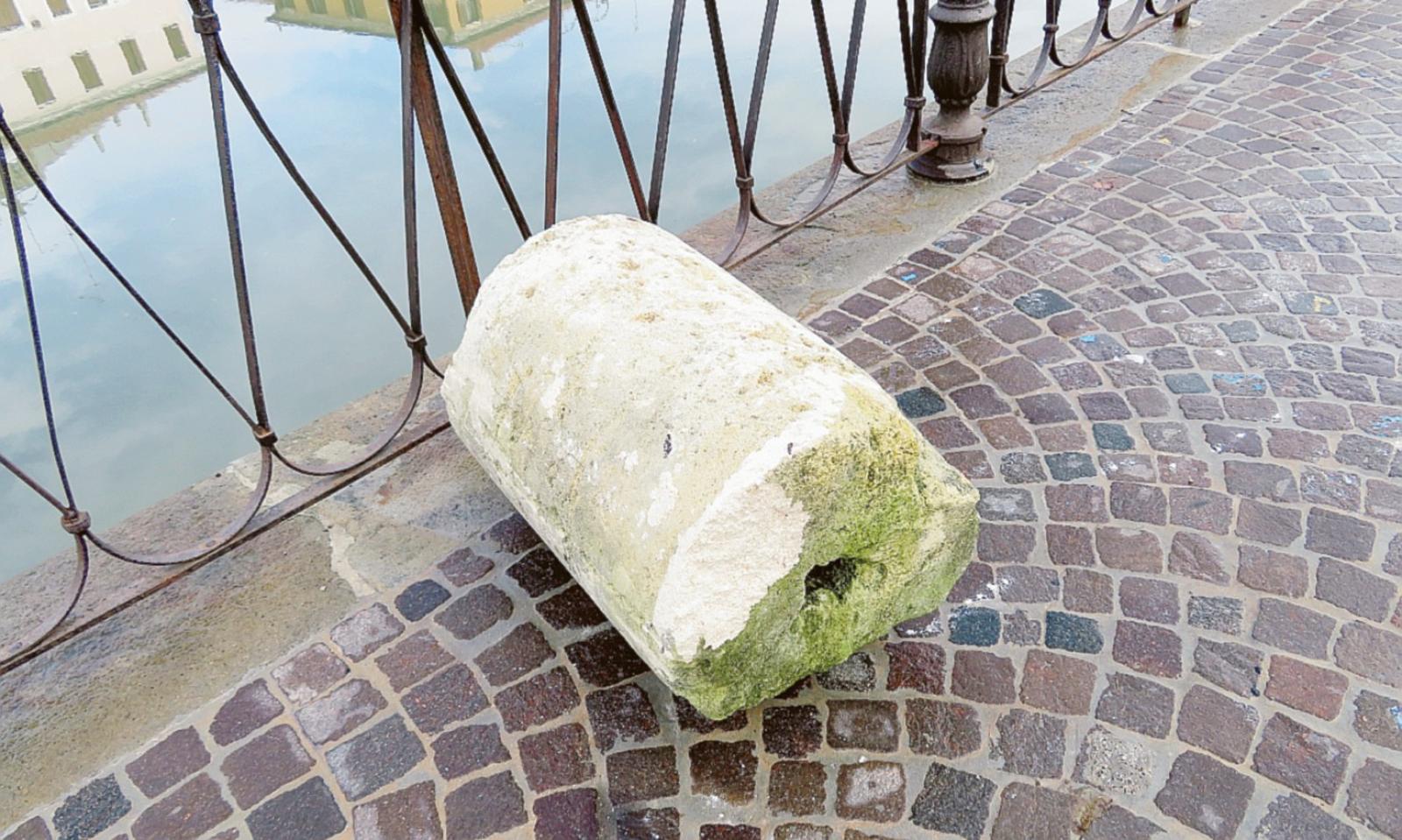 Danneggiati due massi archeologici