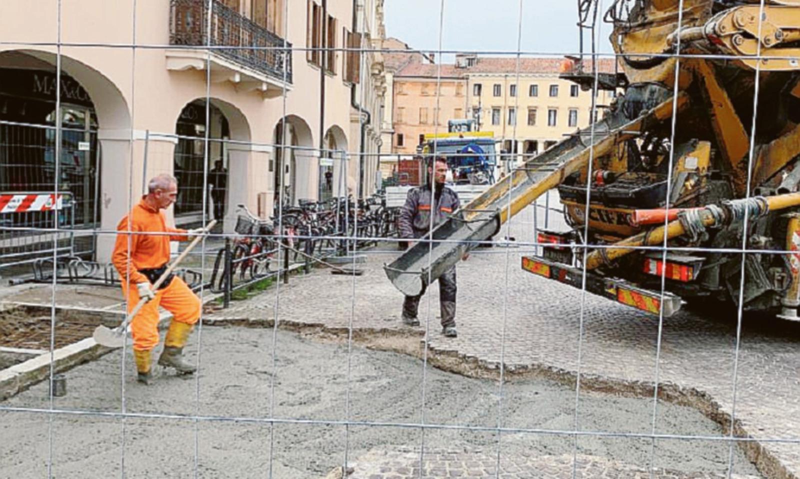 Chiusa la voragine si aspetta il porfido