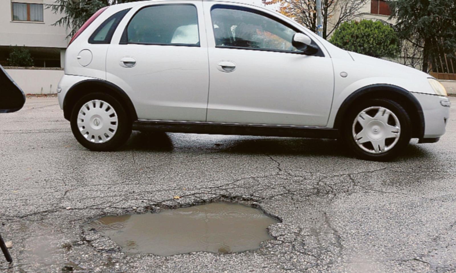 La pioggia scava l&rsquo;asfalto