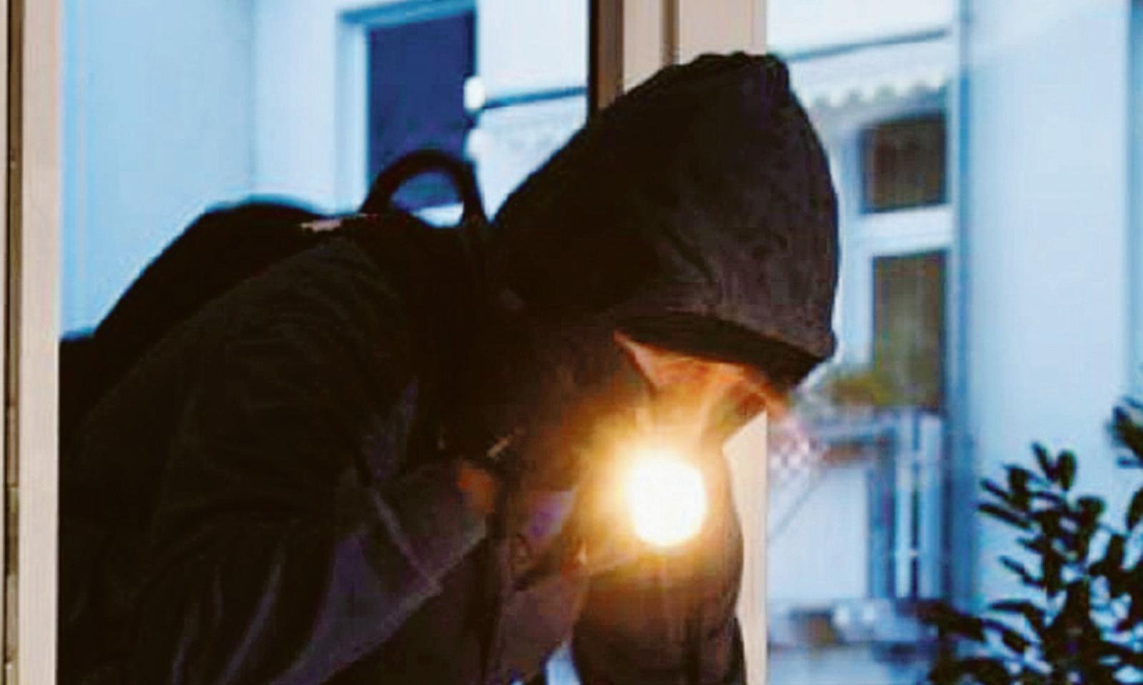 Si trova il ladro dentro casa, l&rsquo;ondata di furti non si ferma