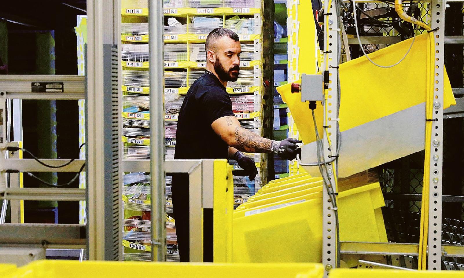Pickeristi e carrellisti, gettonati per Amazon