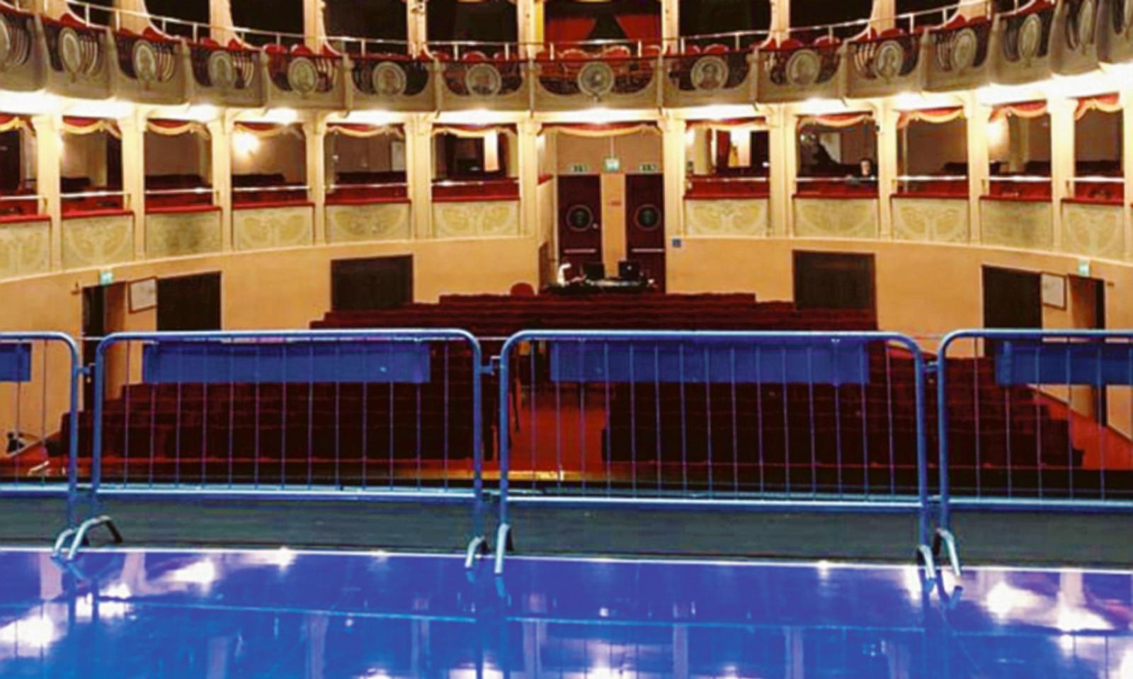 Oltre il ridicolo: transenne sul palco, attori increduli