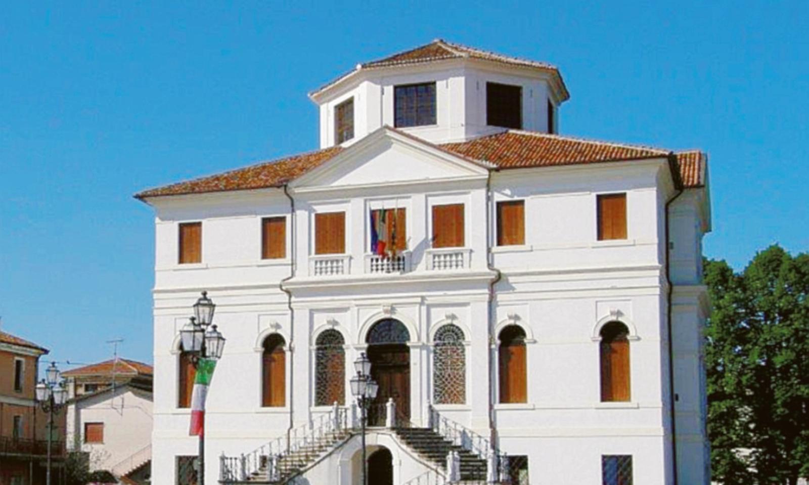 Sotto l&rsquo;albero, un posto in Comune