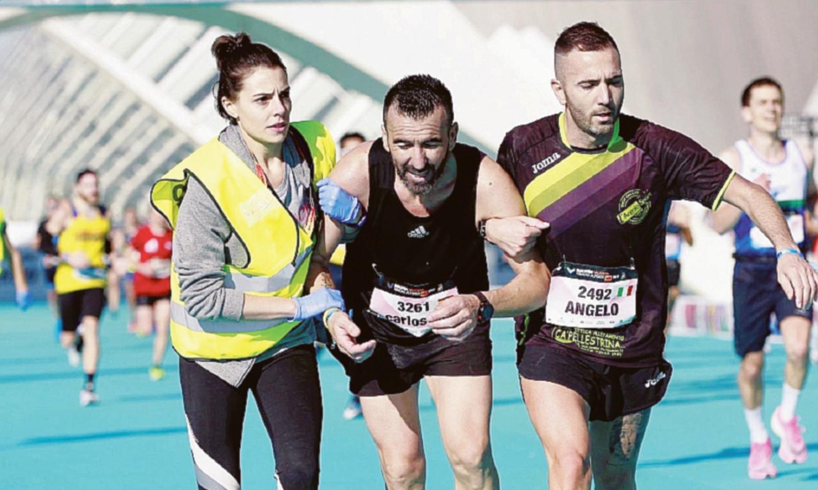 Podista polesano soccorre un atleta a Valencia
