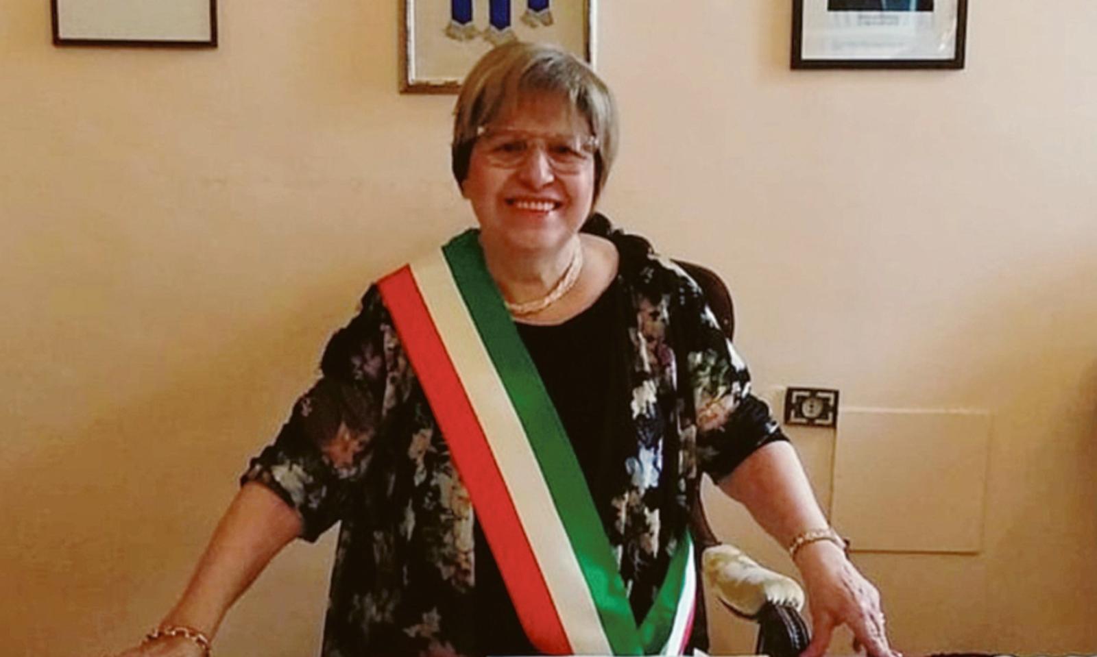 Il maestro bastona la consigliera