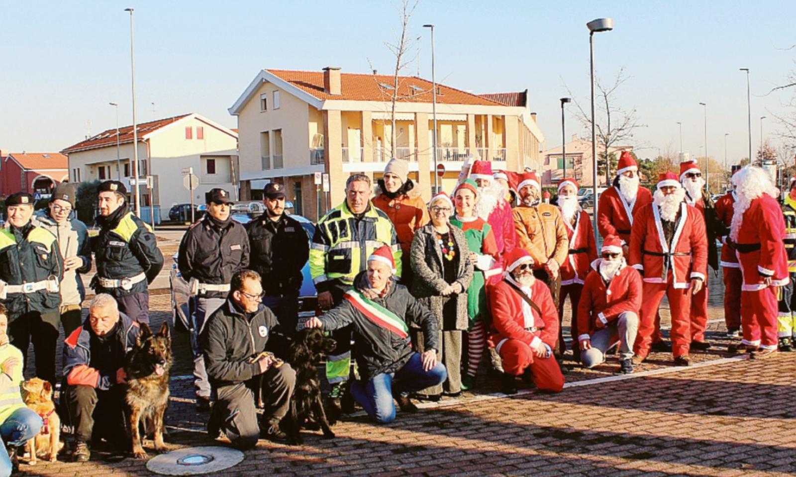 Babbo Natale &egrave; arrivato in Vespa. E insieme ai cagnoloni