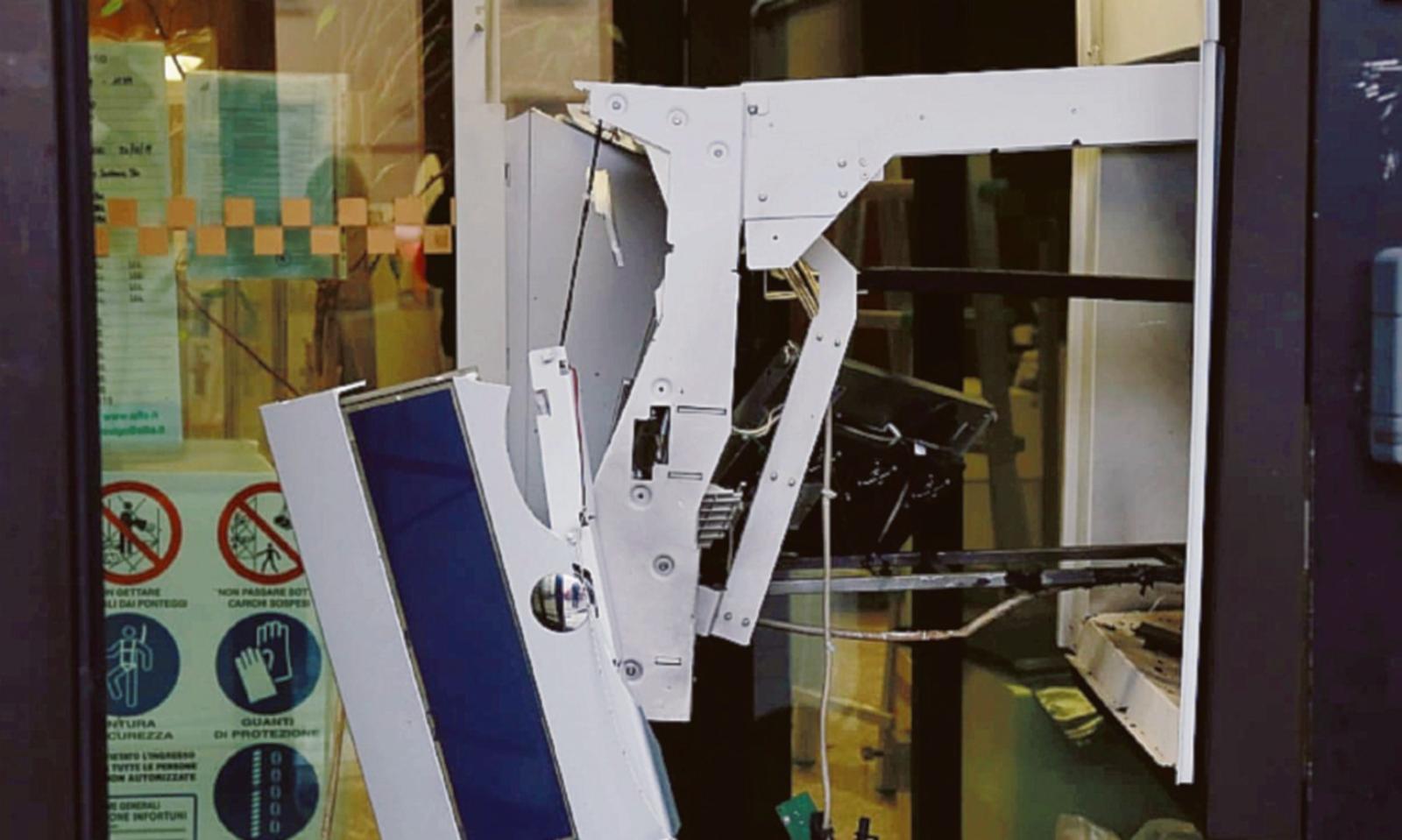 Esplosione, poi fuga col bottino