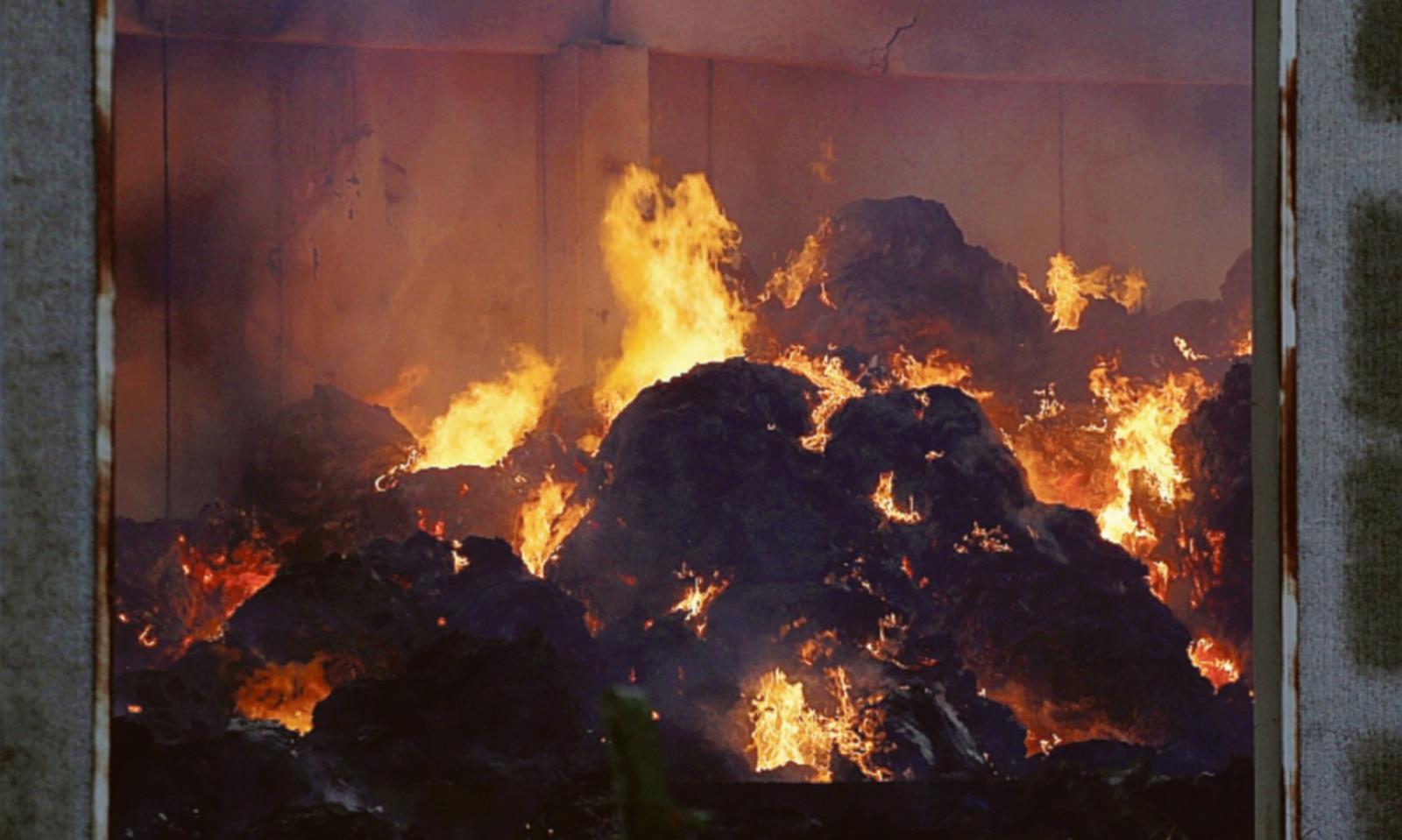 Rotoballe in fiamme, 2 case evacuate