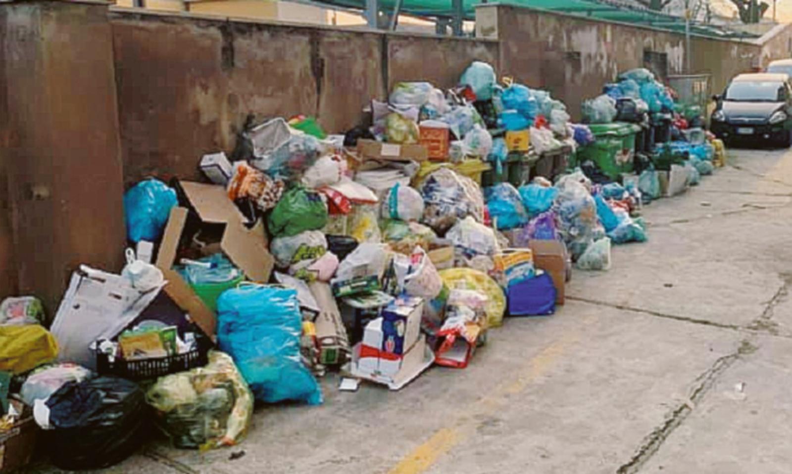 Una enorme discarica di rifiuti in pieno centro