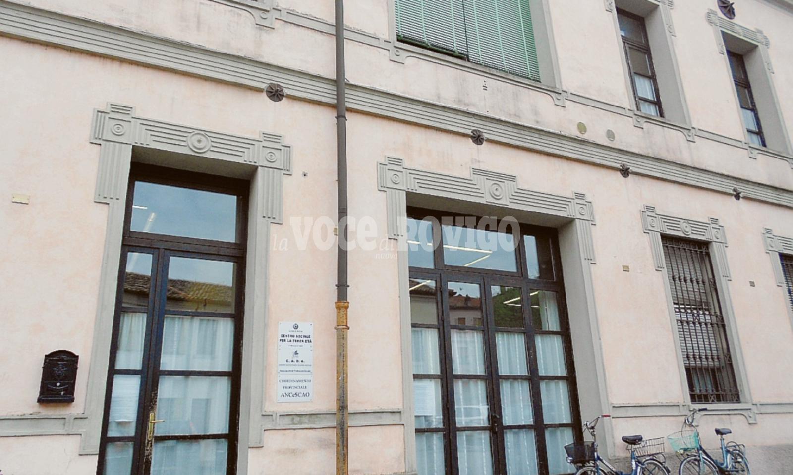 Anziano multato davanti al centro